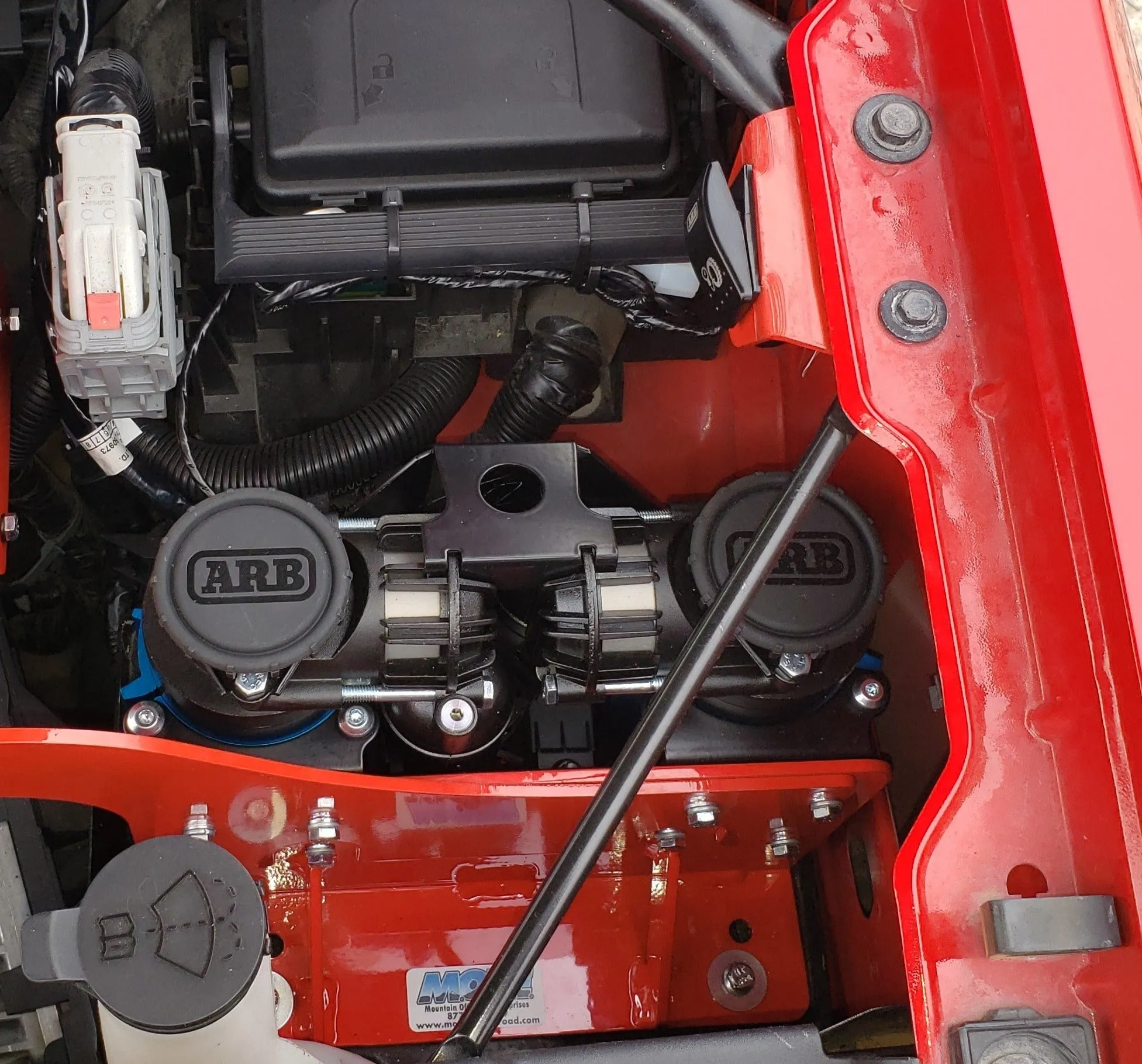 Bundle Pricing: ARB Mounting Bracket (ARBGM0718) & ARB Twin Air Compressor (CKMTA12) for GM Truck / SUV (2007-18)